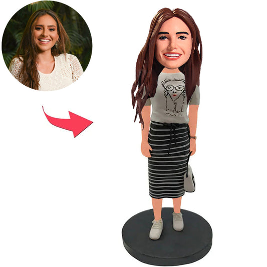 Lässiges Mädchen in kurzen Ärmeln Kundenspezifische Bobbleheads mit eingraviertem Text