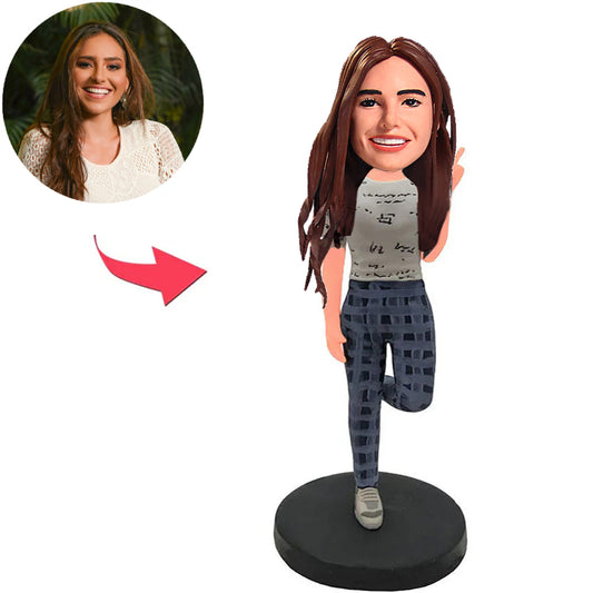 Glückliche Frau, die auf einem Bein springt Kundenspezifische Bobbleheads mit graviertem Text