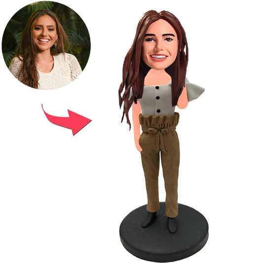 Mädchen in den braunen Mode-Hosen Benutzerdefinierte Bobbleheads mit eingraviertem Text