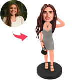 Mädchen im grauen Kleid mit Tasche Benutzerdefinierte Bobbleheads mit eingraviertem Text