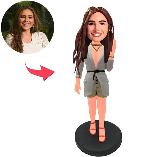 Mädchen im grauen Anzug mit Halskette Kundenspezifische Bobbleheads mit eingraviertem Text