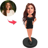 Schöne Temperament-Frau im schwarzen Kleid Kundenspezifische Bobbleheads mit graviertem Text