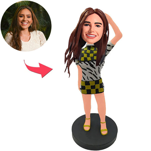 Mode-Mädchen, das einen karierten Rock trägt Kundenspezifische Bobbleheads mit graviertem Text