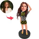 Mode-Mädchen, das einen karierten Rock trägt Kundenspezifische Bobbleheads mit graviertem Text