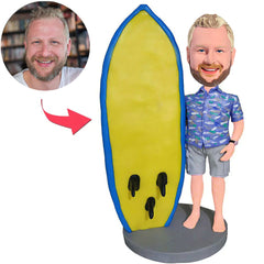 Mann steht neben Surfbrett Kundenspezifische Bobbleheads mit eingraviertem Text