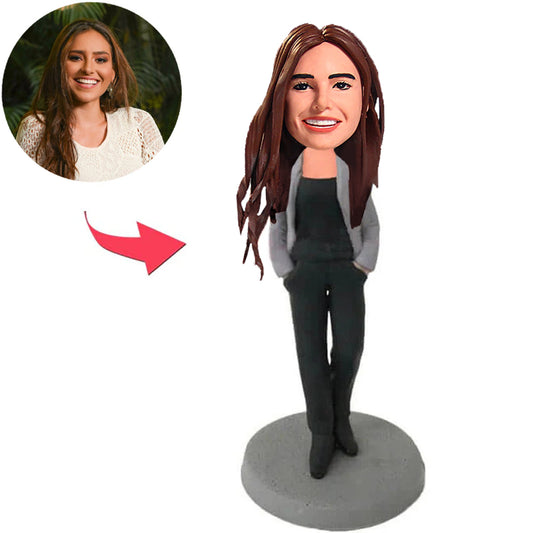 Schöne Frau mit den Händen in den Taschen Kundenspezifische Bobbleheads addieren Text
