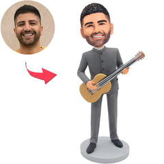 Grauer Anzugs-Mann spielen die Gitarren-kundenspezifischen Bobbleheads addieren Text