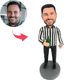Mann, der Bierflasche-kundenspezifische Bobbleheads hält, addieren Text