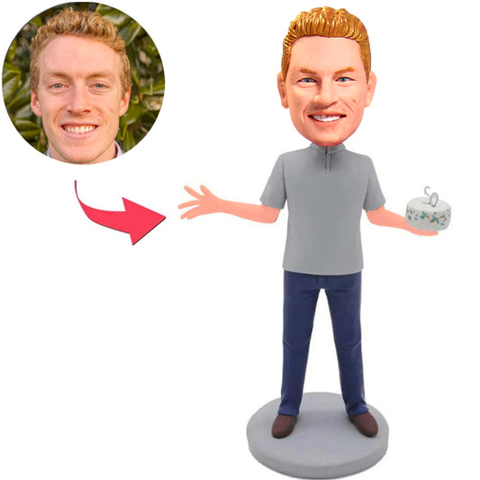 Mann, der Kuchen-kundenspezifische Bobbleheads hält, addieren Text