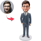 Geschäftsmann mit einer Hand in seiner Tasche Kundenspezifische Bobbleheads fügen Text hinzu
