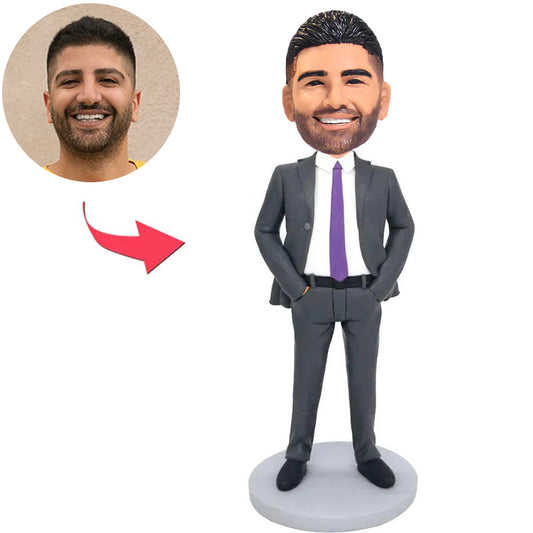 Grauer Business-Anzug Mann mit den Händen in den Taschen Kundenspezifische Bobbleheads Text hinzufügen