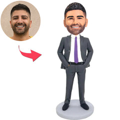 Grauer Business-Anzug Mann mit den Händen in den Taschen Kundenspezifische Bobbleheads Text hinzufügen