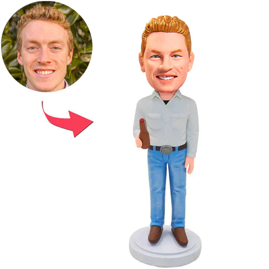 Zufälliger Mann, der Bier-kundenspezifische Bobbleheads trinkt, addieren Text