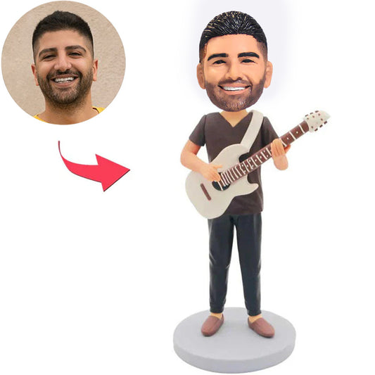 Mann, der Gitarren-kundenspezifische Bobbleheads spielt, addieren Text