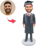 Abschluss-Junge in den einheitlichen kundenspezifischen Bobbleheads des Junggesellen addieren Text Mit Abschlusshut Mit Abschlusshut