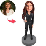 Kundenspezifische Bobbleheads-schwarze Anzugs-coole Frau addieren Text