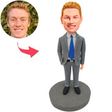 Kundenspezifischer Bobbleheads-Geschäftsmann im grauen Anzug addieren Text