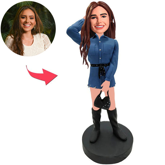 Frau im blauen Kleid, das Taschen-kundenspezifische Bobbleheads hält, addieren Text