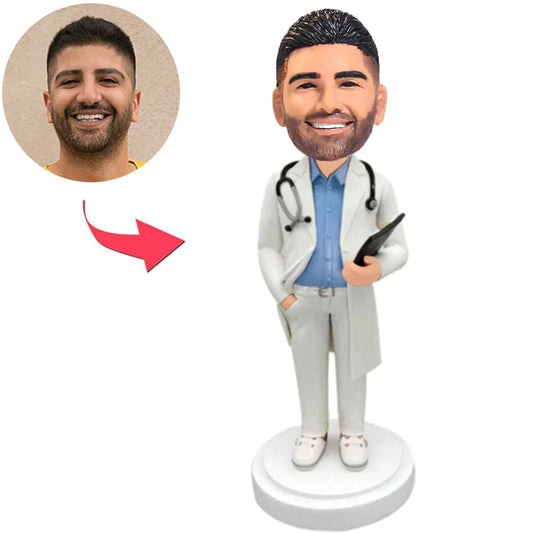 Männlicher Arzt hält ein Notizbuch Benutzerdefinierte Bobbleheads mit eingraviertem Text