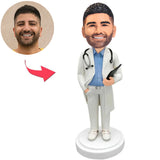 Männlicher Arzt hält ein Notizbuch Benutzerdefinierte Bobbleheads mit eingraviertem Text