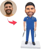Arzt hält chirurgische Zange Benutzerdefinierte Bobbleheads mit eingraviertem Text
