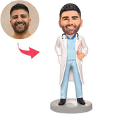 Cooler männlicher Arzt, der ein Notizbuch hält Benutzerdefinierte Bobbleheads mit eingraviertem Text