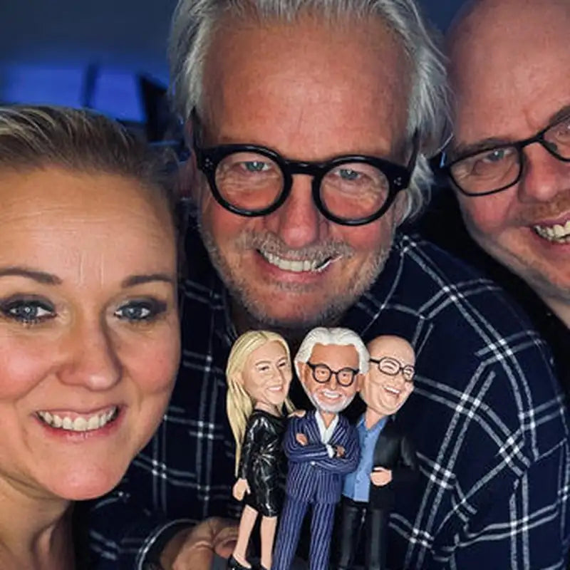 Drei Personen mit ihrer personalisierten Gruppenfigur