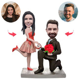 Paar macht einen Heiratsantrag Kundenspezifische Bobbleheads mit eingraviertem Text