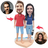 Paare, die auf den Strand-kundenspezifischen Bobbleheads stehen, addieren Text