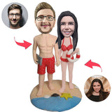 Zufällige Paare, die auf den Strand-kundenspezifischen Bobbleheads stehen, addieren Text