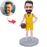 Basketballspieler im gelben Anzug Kundenspezifische Bobbleheads mit graviertem Text