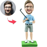 Männlicher Golfspieler, der kundenspezifische Bobbleheads aufwirft