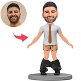 Mann zieht Hose aus Kundenspezifische Bobbleheads mit eingraviertem Text