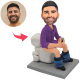 Lila Hemd Mann sitzt auf Toilette Kundenspezifische Bobbleheads mit eingraviertem Text