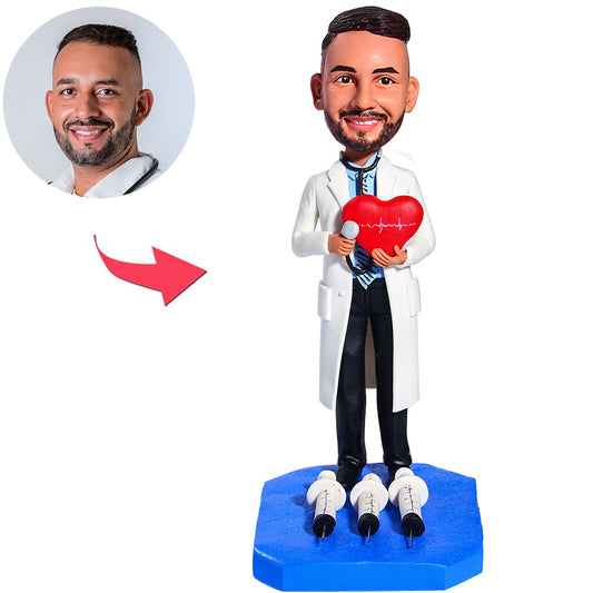 Arzt hält Stethoskop zur Diagnose und Nadel Kundenspezifische Bobbleheads addieren Text