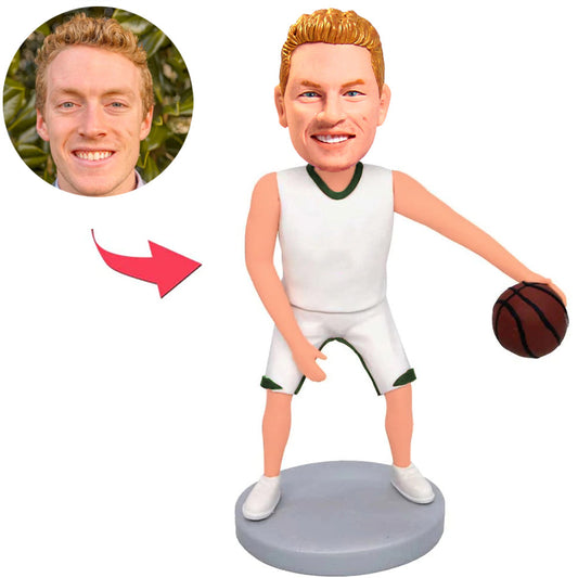 Glücklicher Basketballspieler im weißen Anzug Kundenspezifische Bobbleheads addieren Text