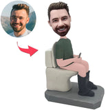 Mann sitzt auf Toilette Benutzerdefinierte Bobbleheads mit eingraviertem Text