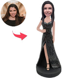 Schöne Frau im schwarzen Kleid Kundenspezifische Bobbleheads mit graviertem Text