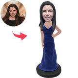 Lässige Frau im blauen Kleid Kundenspezifische Bobbleheads mit graviertem Text