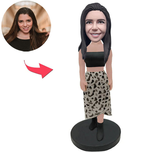 Frau im Kleid mit Leopardenmuster Kundenspezifische Bobbleheads mit eingraviertem Text