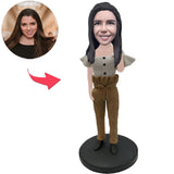 Mädchen in den braunen Mode-Hosen Benutzerdefinierte Bobbleheads mit eingraviertem Text