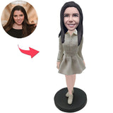 Mode-Mädchen im grauen Kleid Kundenspezifische Bobbleheads mit graviertem Text