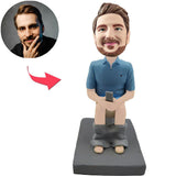 Humorvoller Mann, der auf der Toilette sitzt kundenspezifische Bobbleheads mit eingraviertem Text