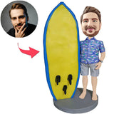 Mann steht neben Surfbrett Kundenspezifische Bobbleheads mit eingraviertem Text