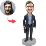 Geschäftsmann mit einer Taschen-kundenspezifischen Bobbleheads addieren Text