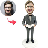 Männlicher Professor, der ein Buch hält Kundenspezifische Bobbleheads addieren Text