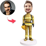 Feuerwehrmann in den gelben einheitlichen kundenspezifischen Bobbleheads addieren Text