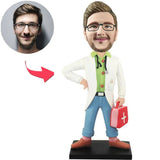 Männlicher Doktor, der Medizin-Kabinett-kundenspezifische Bobbleheads hält, addieren Text