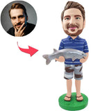 Mann, der große Fisch-kundenspezifische Bobbleheads hält, addieren Text