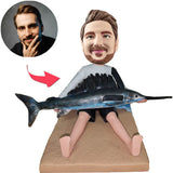 Mann, der Thunfisch-kundenspezifische Bobbleheads hält, addieren Text